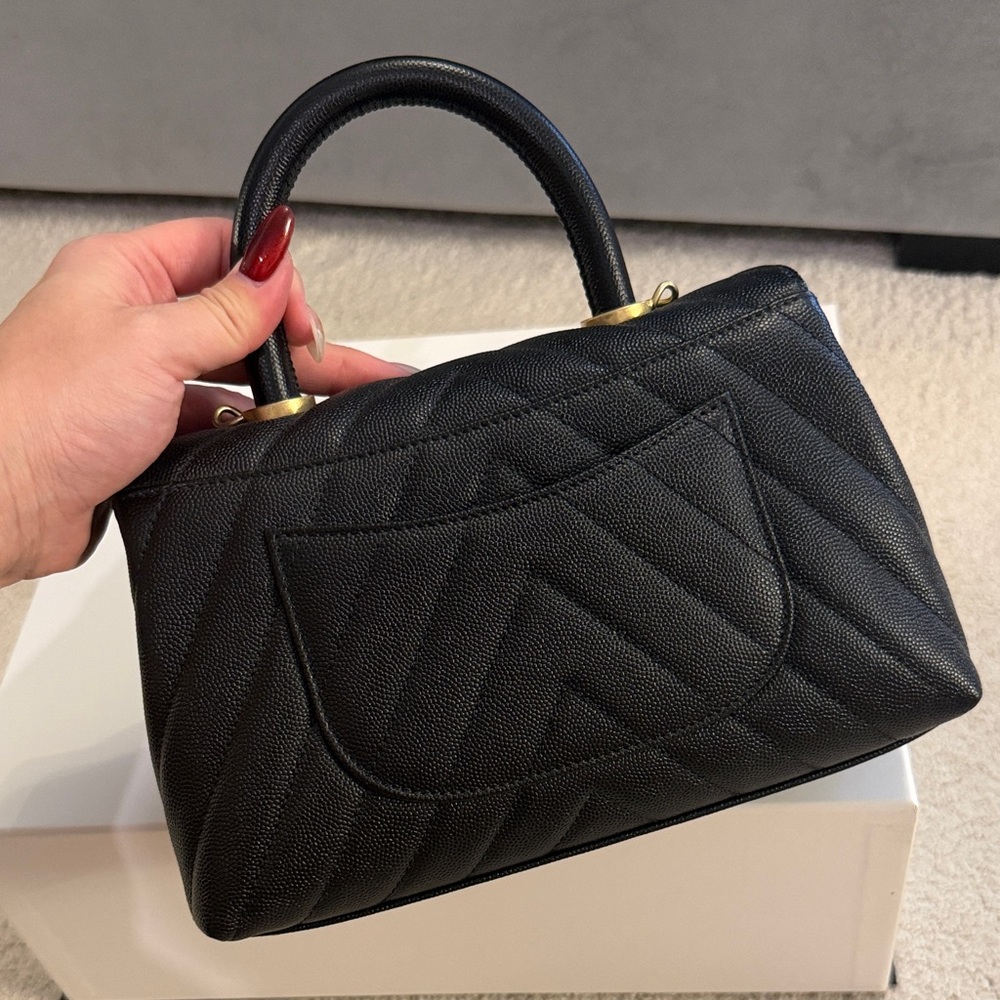 (SOLD) CHANEL Coco Handle - CHEVRON SMALL Black - Picture 2 of 9